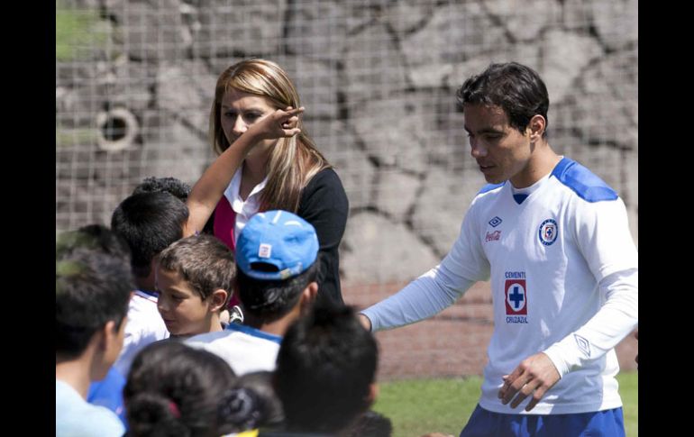 Omar Bravo atiende a un grupo de niños en ele entrenamiento del Cruz Azul. MEXSPORT  /