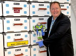 El jefe de creativos de los estudios de animación Pixar, John Lasseter, muestra la casilla reservada al popular guerrero espacial. EFE  /