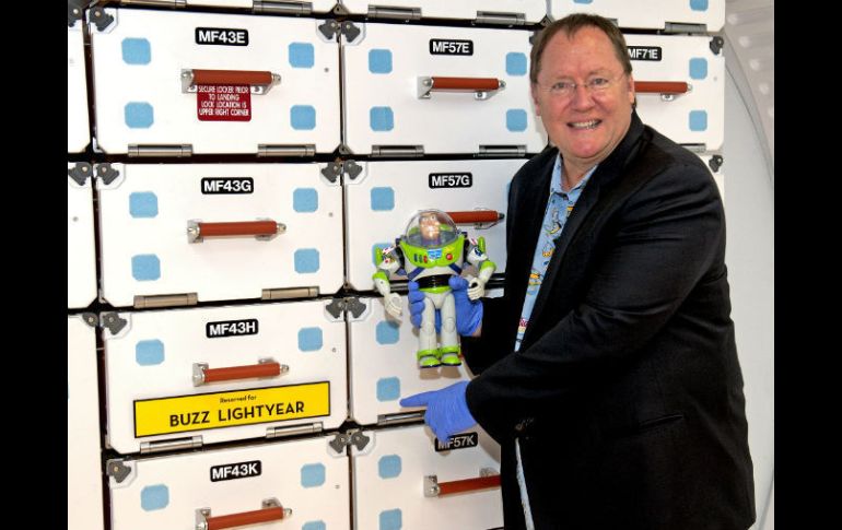 El jefe de creativos de los estudios de animación Pixar, John Lasseter, muestra la casilla reservada al popular guerrero espacial. EFE  /