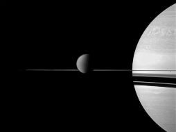 Cassini voló cerca de la pequeña luna Janus y también por Dione, aproximadamente a una distancia de 44 mil kilómetros. ESPECIAL  /