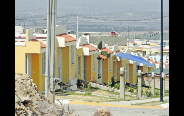 Las casas abandonadas exhiben una falla en la política de subsidios, afirman los industriales.  /