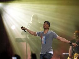 Enloqueciendo a sus fans, Enrique Iglesias en el Palacio de los Deportes. NOTIMEX  /