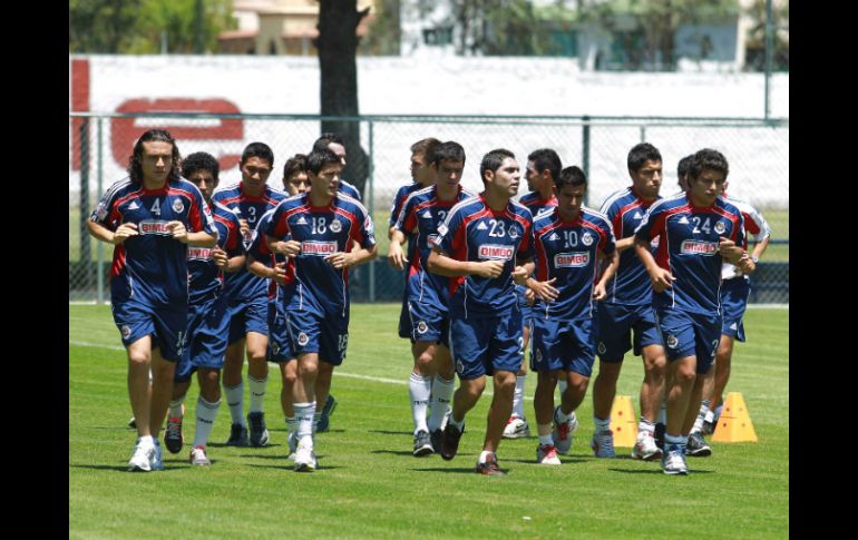 Chivas entrenará mañana a las cinco de la tarde, para darles oportunidad a los jugadores que se repongan del largo viaje.  /