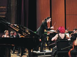 Alondra de la Parra dirige a la Orquesta Filarmónica de Jalisco durante el concierto de ayer en el Teatro Degollado.  /