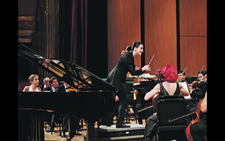 Alondra de la Parra dirige a la Orquesta Filarmónica de Jalisco durante el concierto de ayer en el Teatro Degollado.  /