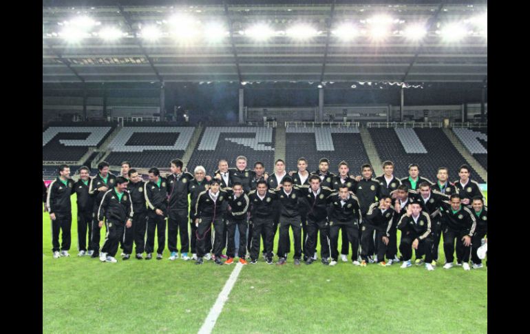 El equipo tricolor reconoció anoche la cancha del Livestrong Sporting Park, en Kansas City. MEXSPORT  /