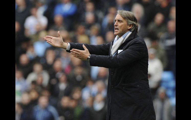 El resultado deja a los jugadores Mancini a dos puntos del Manchester United. EFE  /