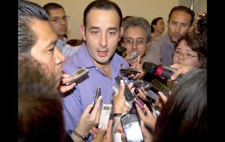 Roberto Gil, coordinador de campaña de Josefina Vázquez Mota habló con la prensa tras el incidente en el mítin. NOTIMEX  /