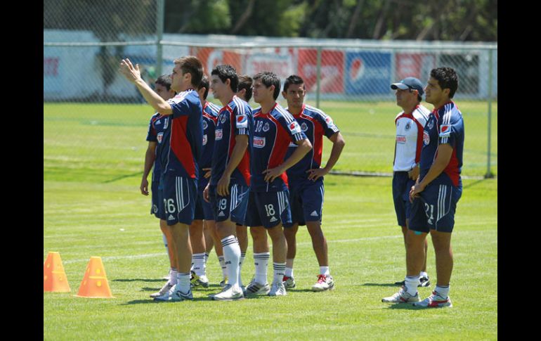 Los jugadores del Guadalajara durante el entrenamiento.  /