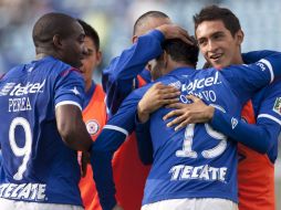 Mimebros del Cruz Azul celebran un gol de Omar Bravo, (2D). AP  /