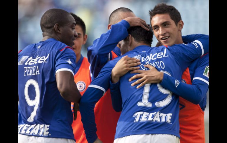 Mimebros del Cruz Azul celebran un gol de Omar Bravo, (2D). AP  /