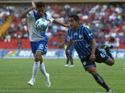 Mitchel Oviedo de Queretaro y Roberto Juarez de Puebla durante juego de la semana 13 del Torneo Clausura 2012. MEXSPORT  /