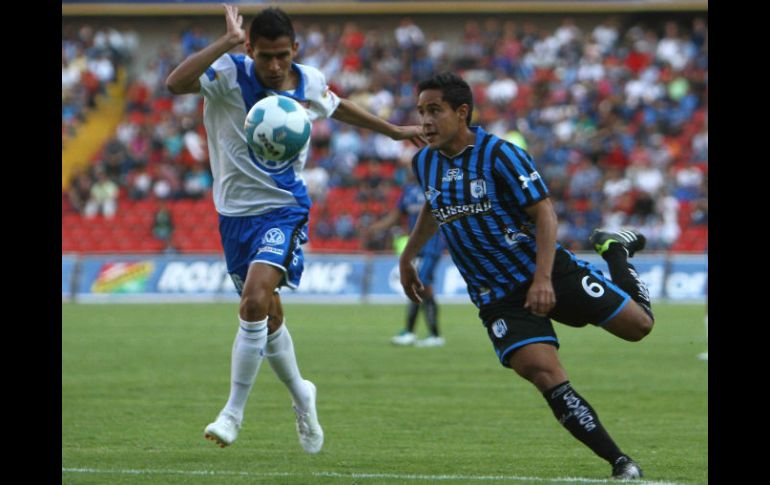 Mitchel Oviedo de Queretaro y Roberto Juarez de Puebla durante juego de la semana 13 del Torneo Clausura 2012. MEXSPORT  /