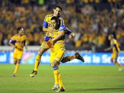 Emanuel Cerda y Elías Hernández festejan el primer gol de Tigres en el partido. EFE  /