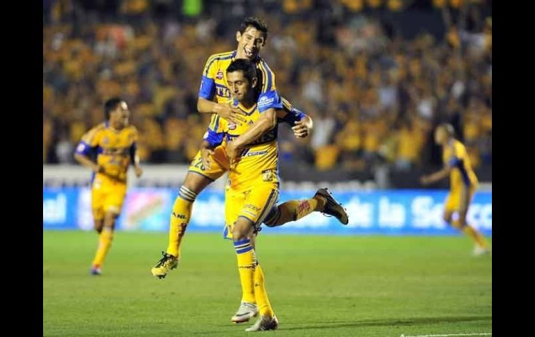 Emanuel Cerda y Elías Hernández festejan el primer gol de Tigres en el partido. EFE  /