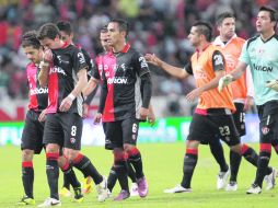 Jugadores del Atlas se retiran de la cancha del Estadio Jalisco, tras el empate sin anotaciones.  /