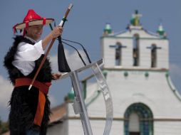 El candidato porta un traje tradicional en la comunidad de San Juan Chamula. NTX.  /