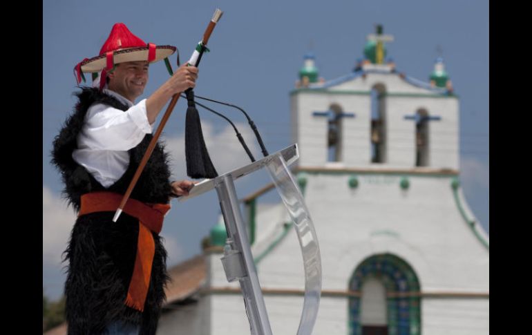 El candidato porta un traje tradicional en la comunidad de San Juan Chamula. NTX.  /