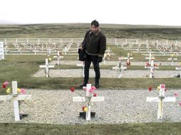 Una fotografía de archivo muestra el primer veterano argentino, Jorge Taranto, de la guerra en visitar las islas tras el conflicto. EFE  /