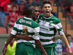 Quintero, Suárez y Peralta celebran uno de los goles, cada delantero se hizo presente en el marcador con un tanto. AFP  /