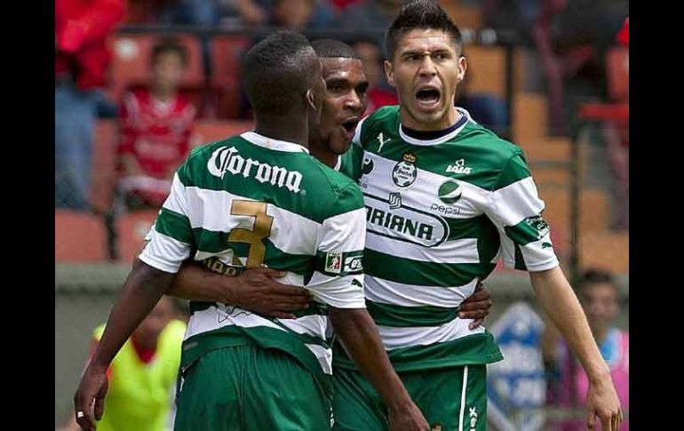 Quintero, Suárez y Peralta celebran uno de los goles, cada delantero se hizo presente en el marcador con un tanto. AFP  /