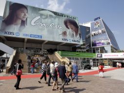 Vista de la entrada del Palacio del Festival de Cannes, donde tuvo lugar el Mip TV. AP  /