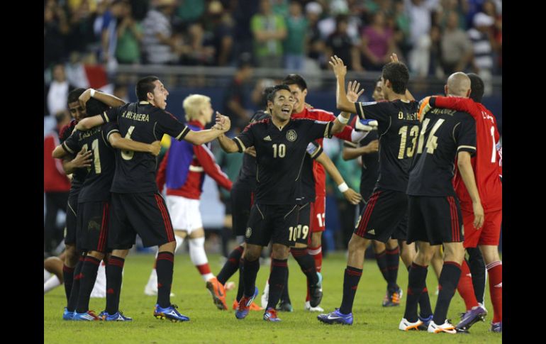 Los jugadores mexicanos celebran el pase a los Juegos Olímpicos de Londres 2012. AFP  /