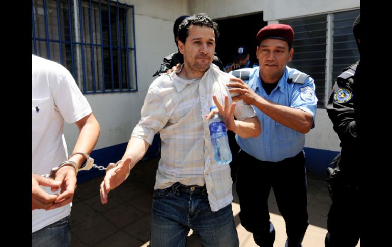 Henry Fariñas es escoltado por la policía, después de una audiencia en la corte de Managua. AFP  /