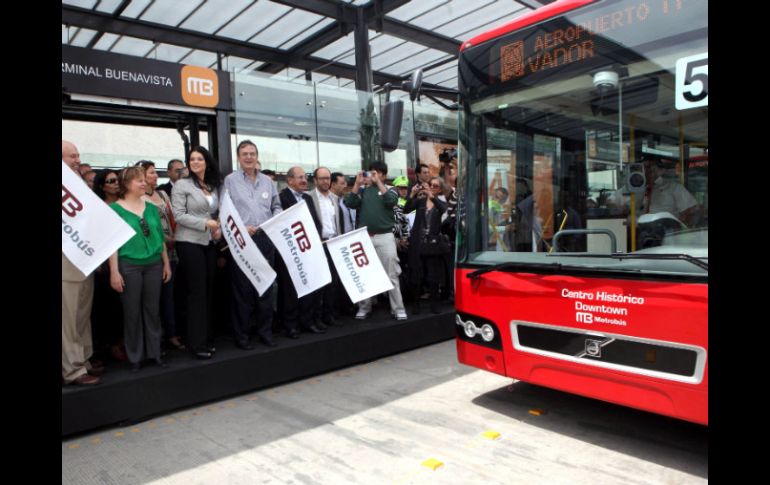 El jefe de Gobierno del DF (izq) anunció que este domingo, el lunes y el martes el servicio del Metrobús será gratuito. EL UNIVERSAL  /