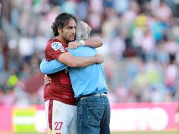 Juan Carlos Leaño se abrazo con el técnico Héctor Hugo Eugui luego de consumarse la victoria sobre Chivas.  /