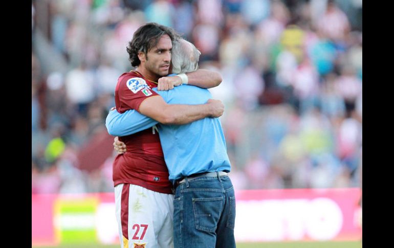 Juan Carlos Leaño se abrazo con el técnico Héctor Hugo Eugui luego de consumarse la victoria sobre Chivas.  /