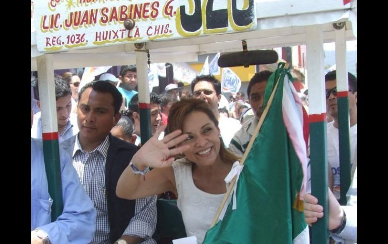 En Huixtla, Vázquez Mota hizo un recorrido a bordo de un triciclo ecológico. NTX  /