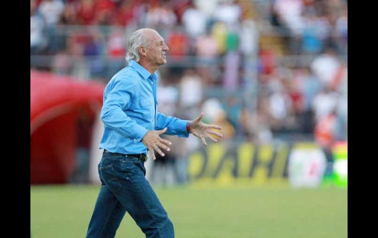 Héctor Hugo Eugui agradeció jugadores y plantel al finalizar el partido.  /