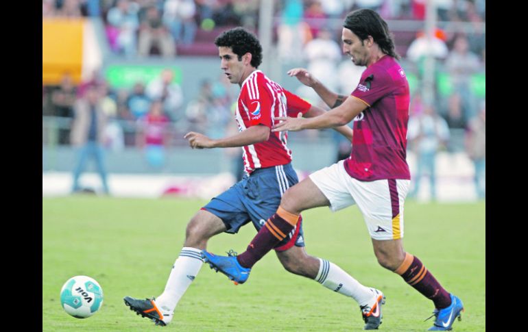 “Chore” Mejía, de Chivas, fue el “héroe” del partido para los Estudiantes. EFE  /