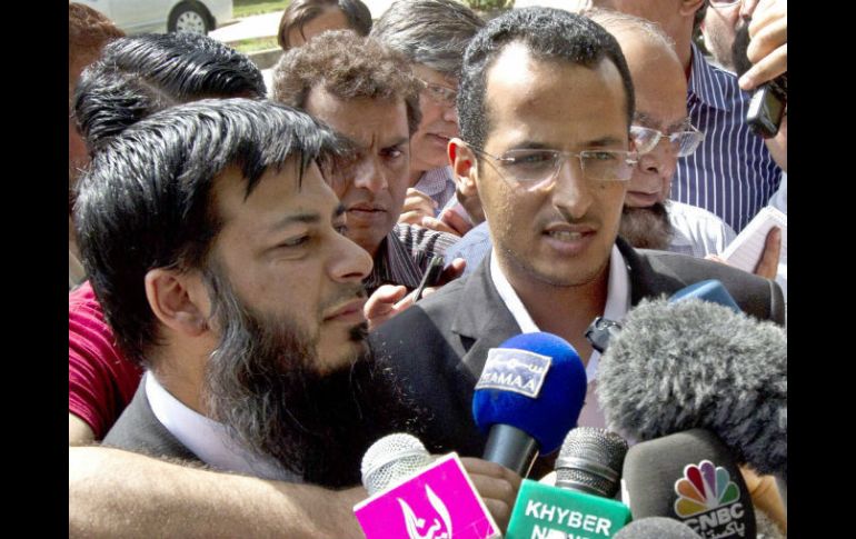 Atif Ali Khan (izq) abogado de la familia bin Laden habla con la prensa, tras conocerse el veredicto de un tribunal. EFE  /