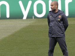 El entrenador del Barcelona, Pep Guardiola, observa la evolución de sus jugadores durante el entrenamiento. EFE  /