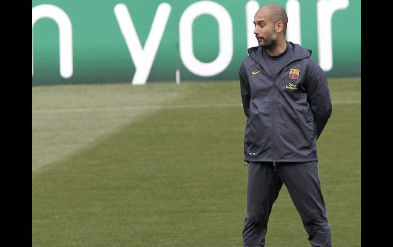 El entrenador del Barcelona, Pep Guardiola, observa la evolución de sus jugadores durante el entrenamiento. EFE  /