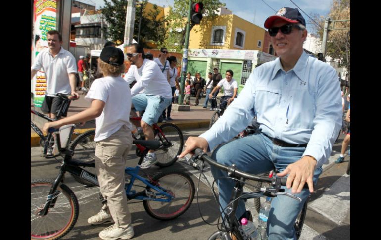 Pérez Peláez se paseó a bordo de su bicicleta en compañía de su familia Vía Recreactiva.  /