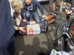 El suizo Fabian Cancellara, del equipo Radioshack Nissan Trek yace en el suelo después de caer. AFP  /