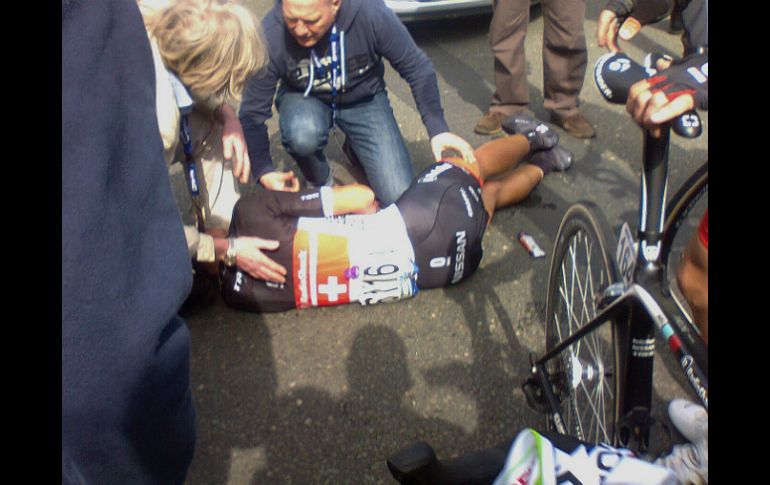 El suizo Fabian Cancellara, del equipo Radioshack Nissan Trek yace en el suelo después de caer. AFP  /