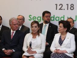 Tras el mareo en el acto que organizó México SOS, Vázquez Mota continuó su discurso sentada. NTX  /