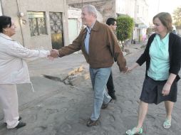 Fernando Guzmán y su esposa, durante la visita a la Colonia Balcones del Cuatro.  /