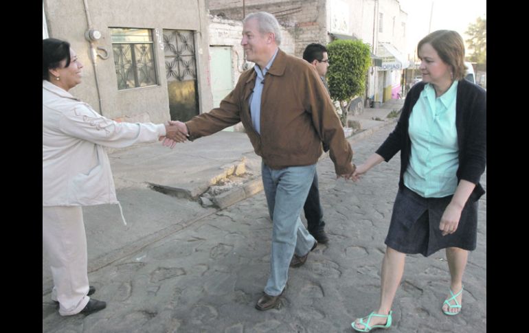 Fernando Guzmán y su esposa, durante la visita a la Colonia Balcones del Cuatro.  /