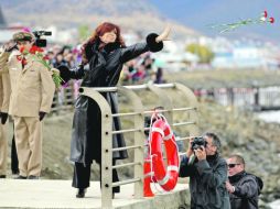 Cristina Fernández, presidenta de Argentina, en el homenaje a los caídos por la guerra de las Malvinas contra Gran Bretaña. AFP  /