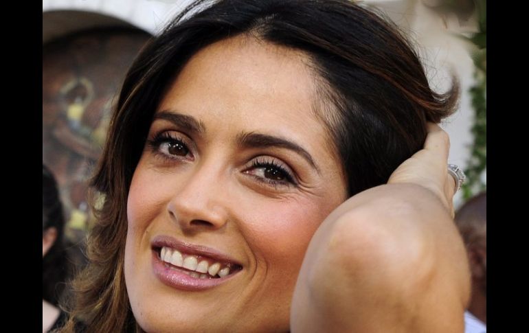 Valientemente, Salma Hayek revela empatía con quienes sufren problemas en su juventud. ARCHIVO  /