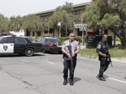 Policías de Oakland vigilan en una calle cercana a la universidad tras el atentado. EFE  /