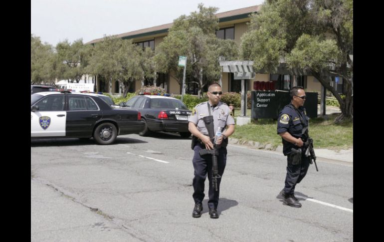 Policías de Oakland vigilan en una calle cercana a la universidad tras el atentado. EFE  /