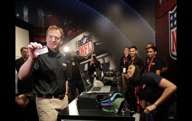 El comisionado de la NFL, Roger Goodell, participó de la ceremonia. AP  /