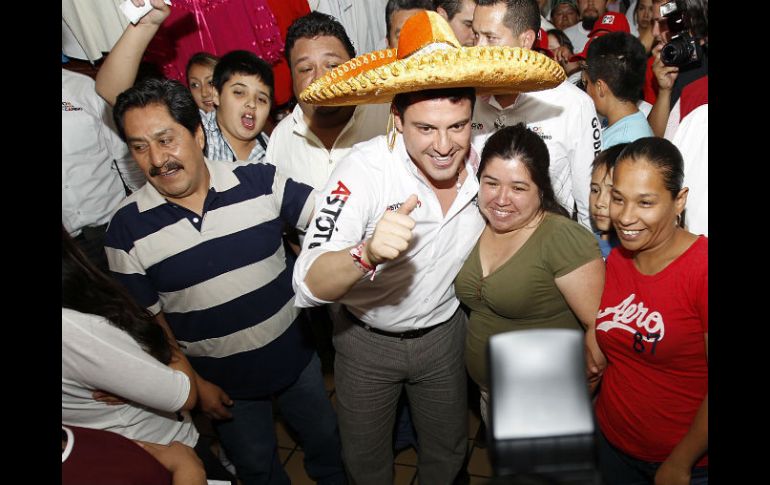 Las asistentes le pedían fotografías al candidato; causó alboroto los productos de propaganda repartidos.  /