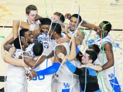 Los jugadores de los Wildcats de Kentucky celebran el campeonato. AFP  /